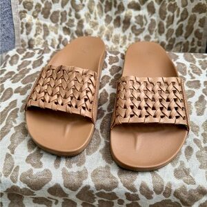BNWOT OluKai Kamola Woven Brown Slide Sandals 7